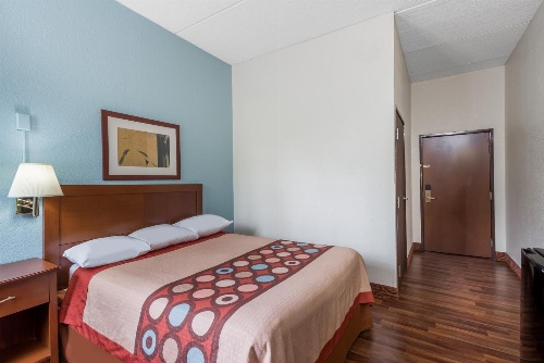 Super 8 by Wyndham Danbury image 2