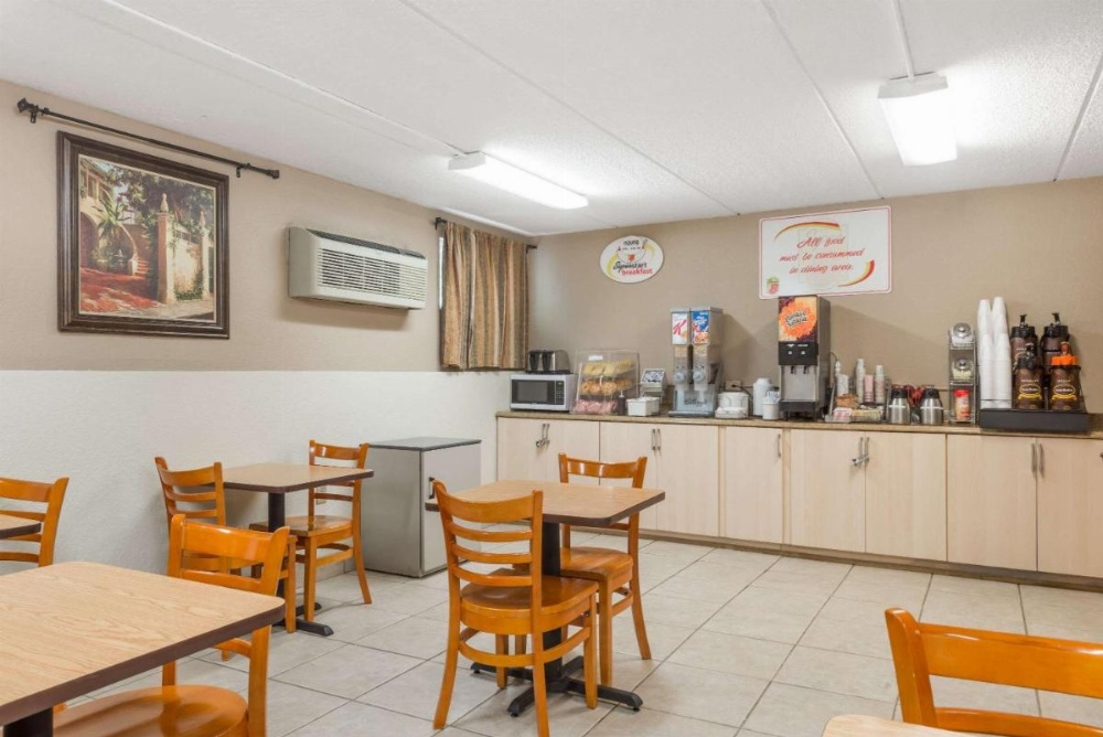 Super 8 by Wyndham Danbury Image 33